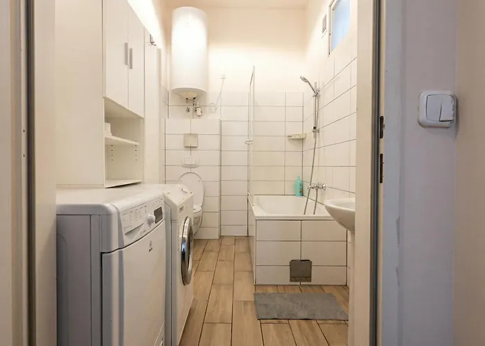 Affordable Private Close To Center With Smart Tv דירה *